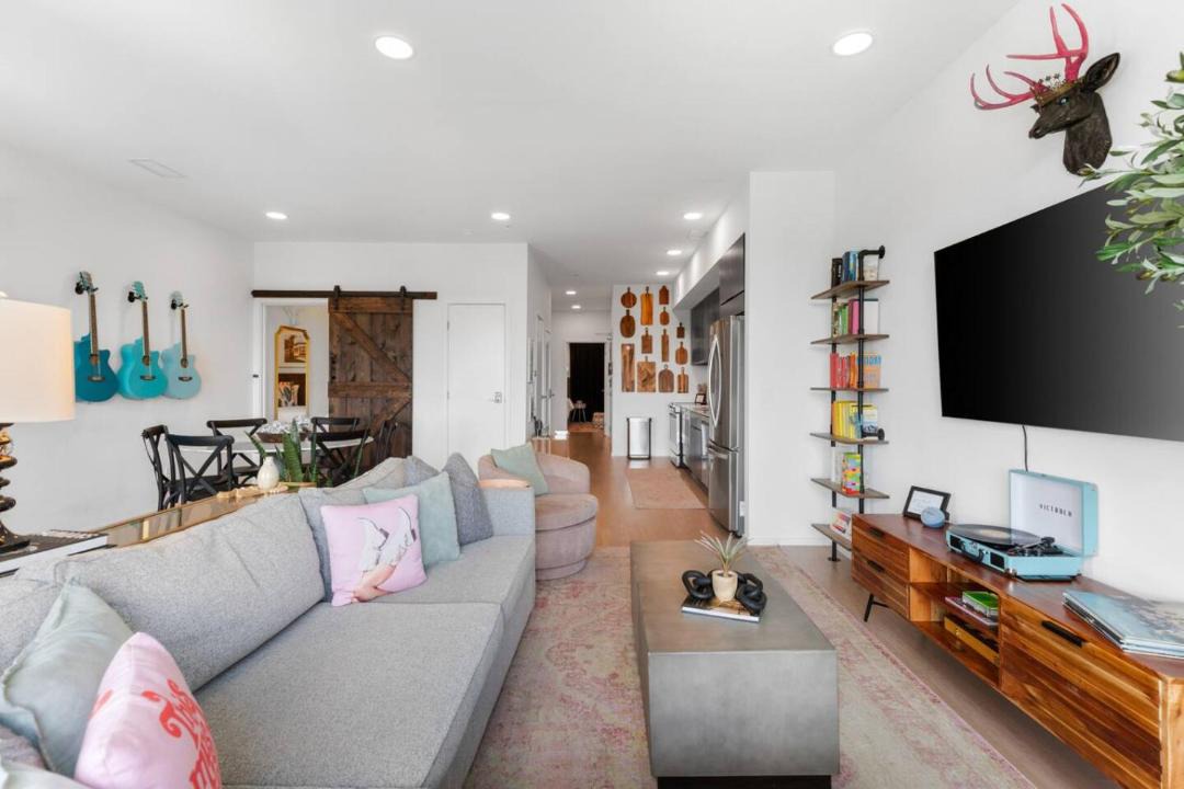 Photo of Livingroom in North Capitol