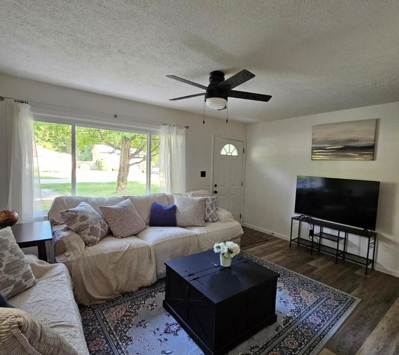 Photo of Livingroom in Mentor Headlands