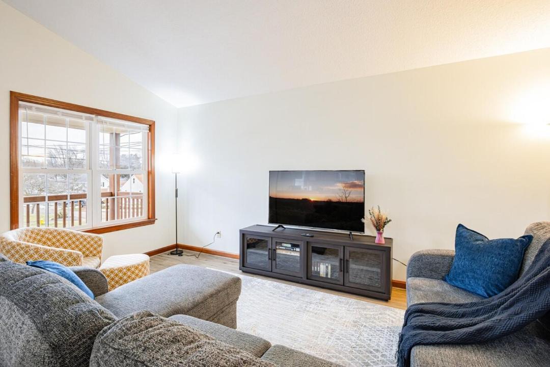 Photo of Livingroom in Akron