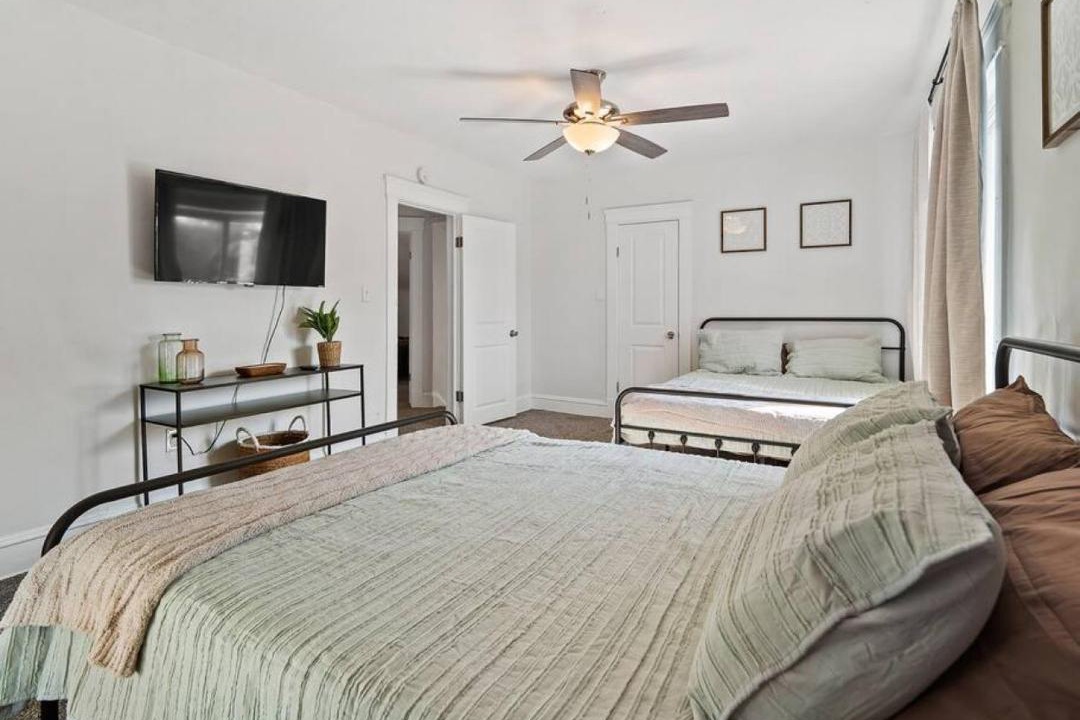 Photo of Bedroom in Detroit - Shoreway