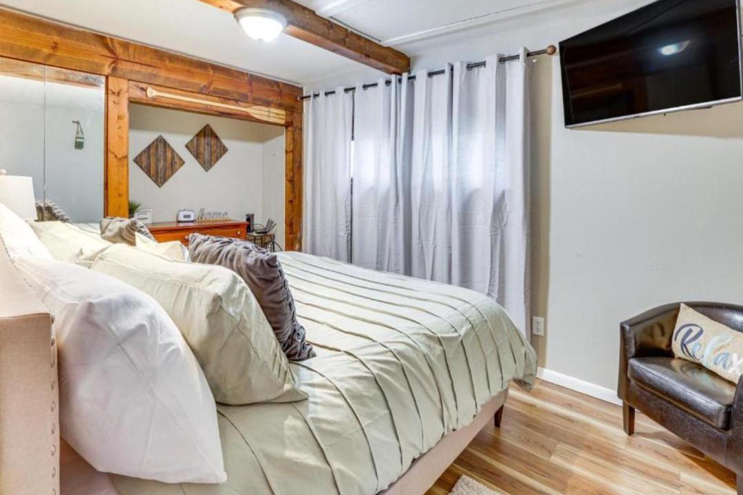 Photo of Bedroom in Craig Beach