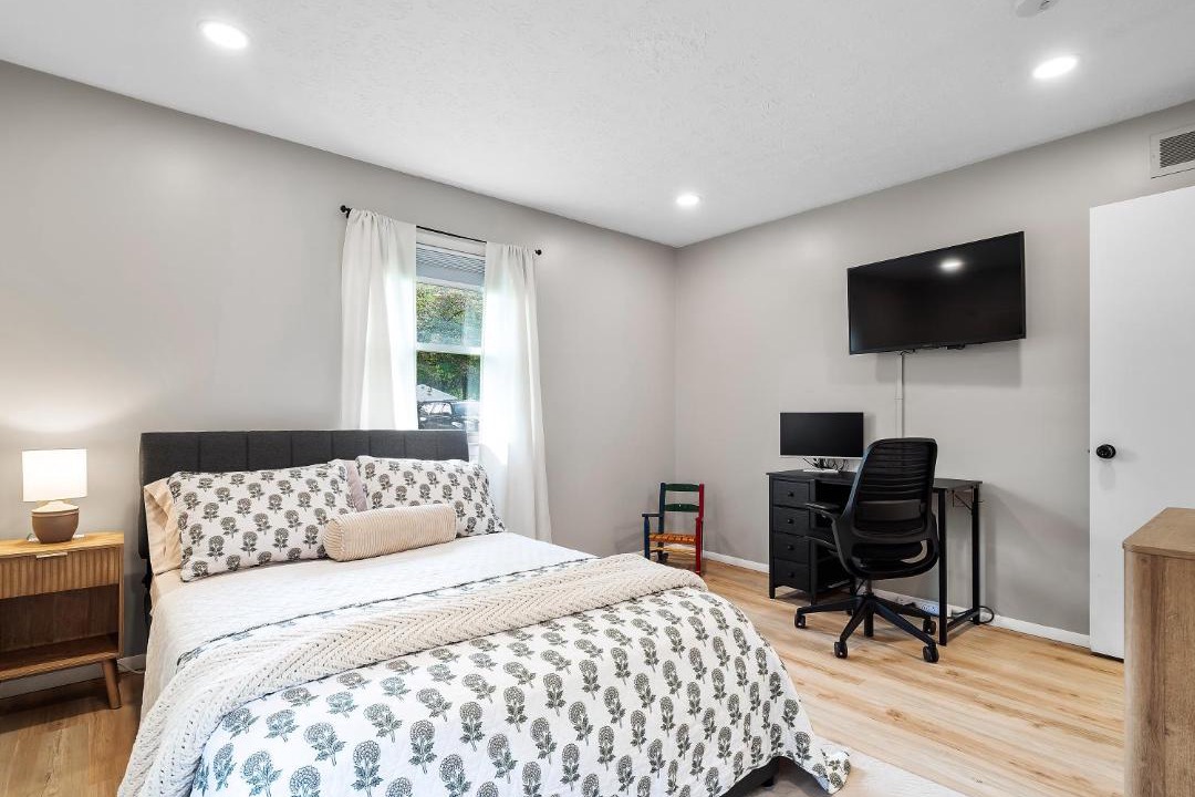 Photo of Bedroom in Cuyahoga Falls