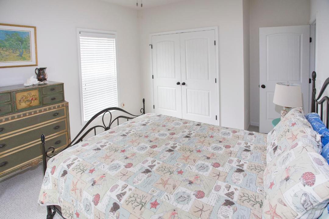Photo of Bedroom in Piney Island