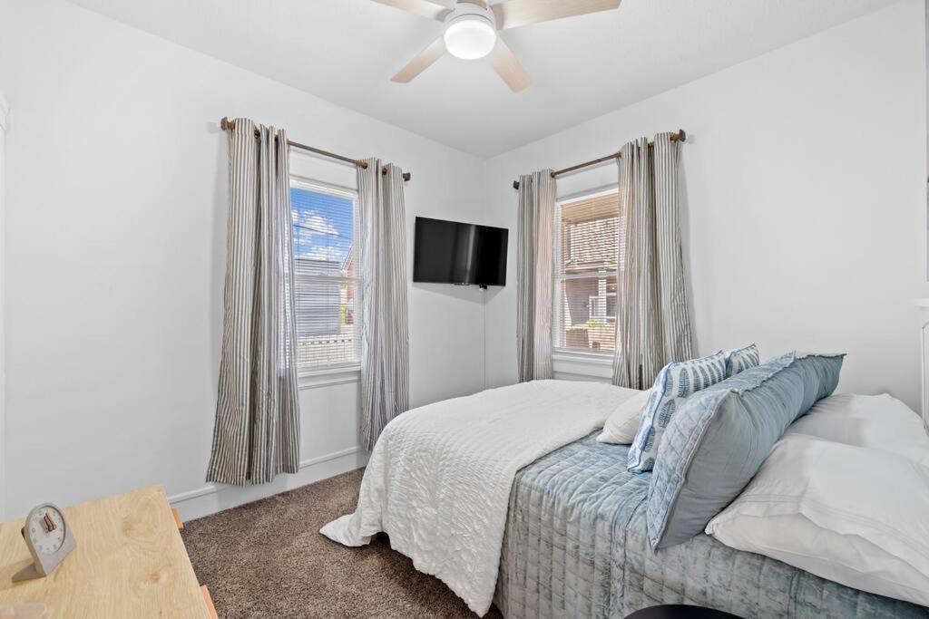 Photo of Bedroom in Detroit - Shoreway