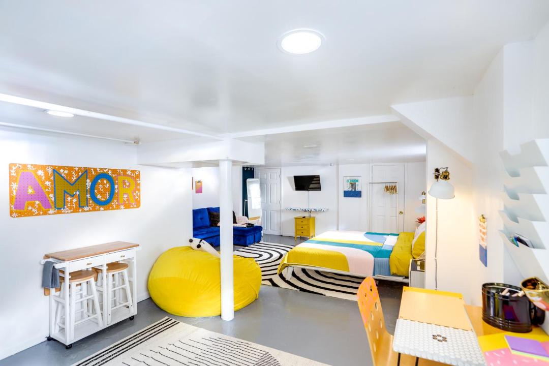 Photo of Livingroom in Detroit - Shoreway