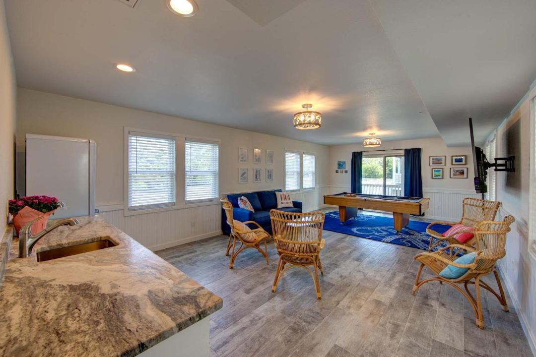 Photo of Livingroom in Wind Over Waves