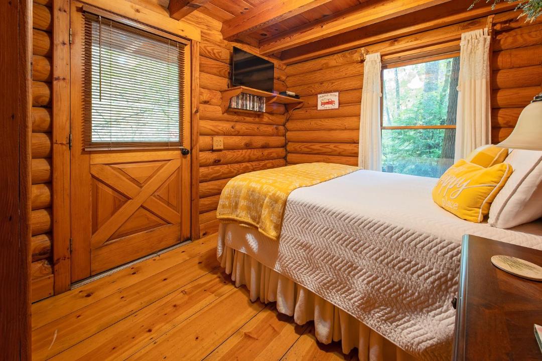 Photo of Bedroom in Benton