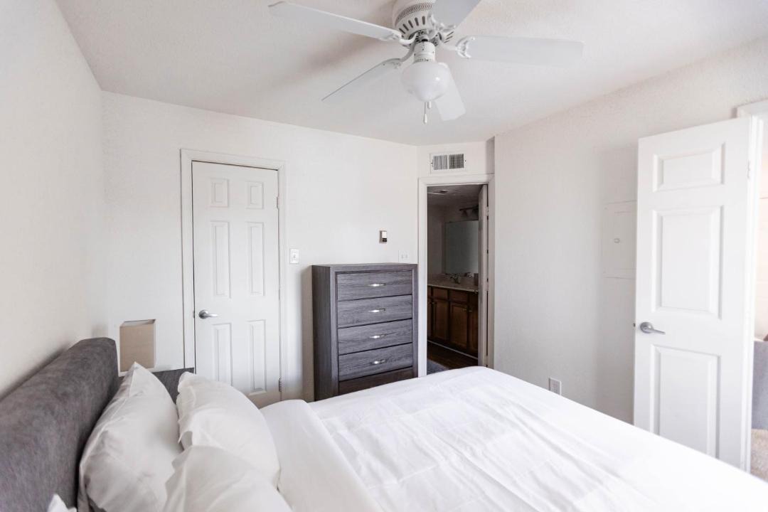 Photo of Bedroom in Coliseum Central