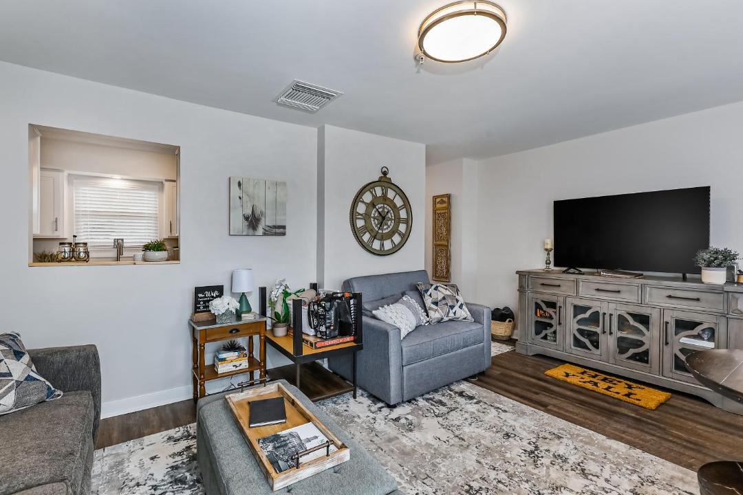 Photo of Livingroom in North Capitol