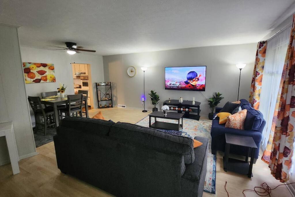 Photo of Livingroom in Euclid