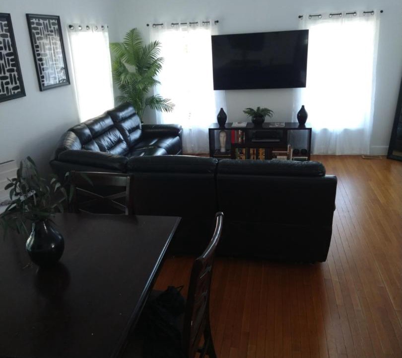 Photo of Livingroom in Detroit - Shoreway