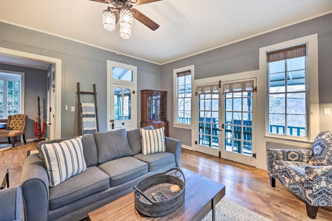 Photo of Livingroom in Eureka Springs Historic District