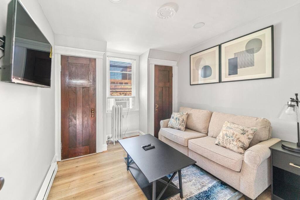 Photo of Livingroom in Charles Village