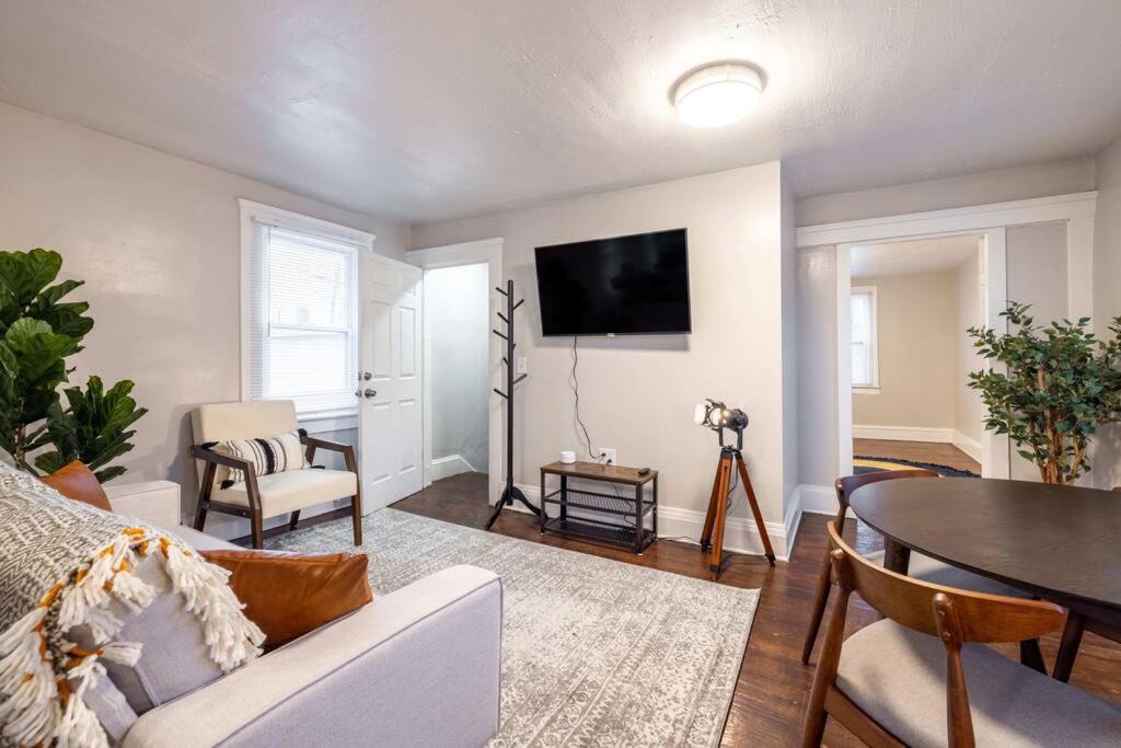 Photo of Livingroom in Detroit - Shoreway