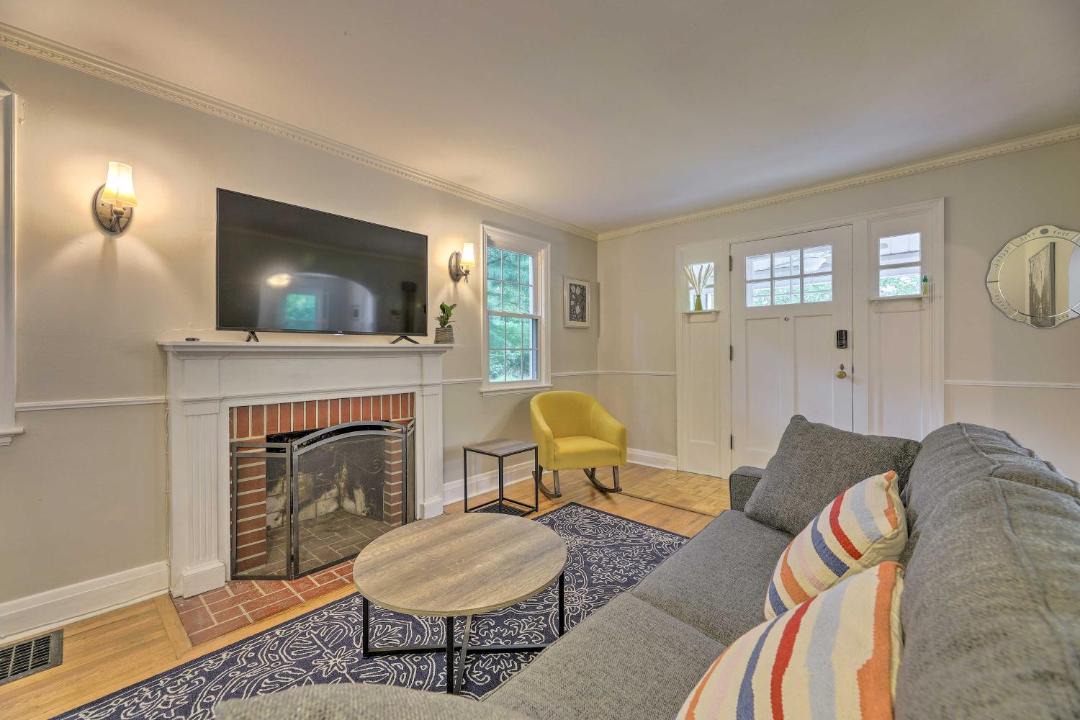 Photo of Livingroom in Roselawn Finance