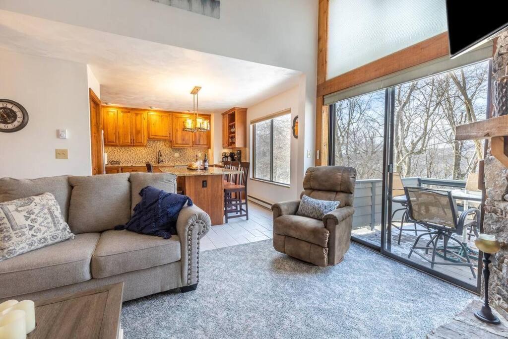 Photo of Livingroom in Seven Springs