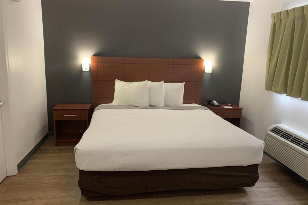 Photo of Bedroom in Coliseum Central