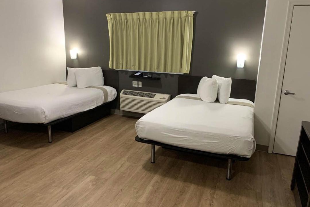 Photo of Bedroom in Coliseum Central