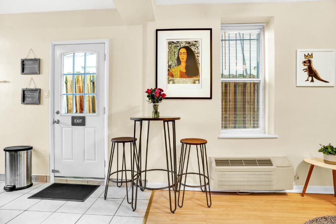 Photo of Livingroom in Graduate Hospital