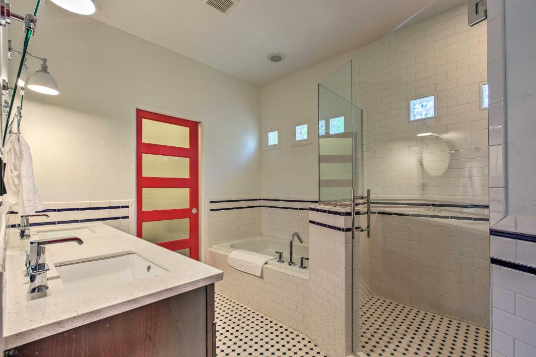 Photo of Bathroom in Sunset