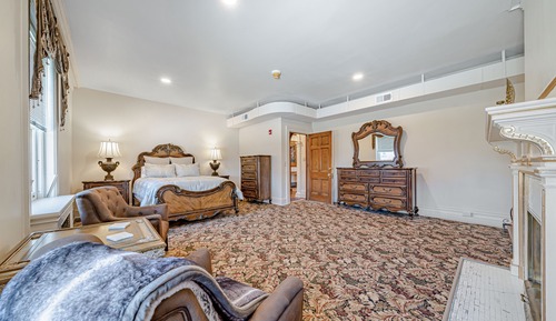Luxury Suite, 1 Queen Bed, Non Smoking, Club Lounge Access