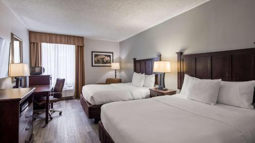 Queen Room with Two Queen Beds and Roll-In Shower - Disability Access