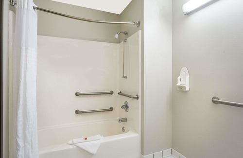 Piqua Hotel | Baymont by Wyndham Piqua