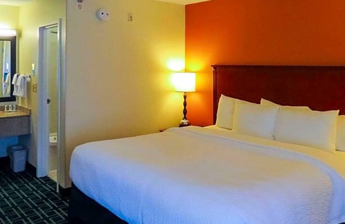Cranberry Township Hotel | 2-Star Hotel ∙ Quality Inn Cranberry Township