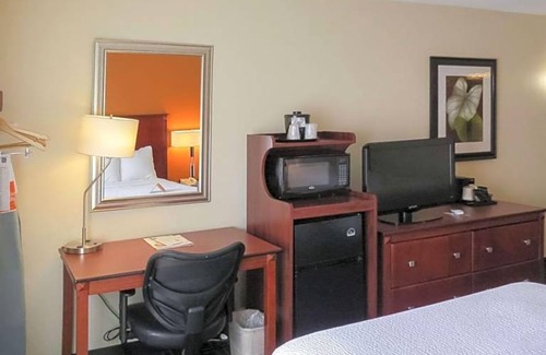 Cranberry Township Hotel | 2-Star Hotel ∙ Quality Inn Cranberry Township
