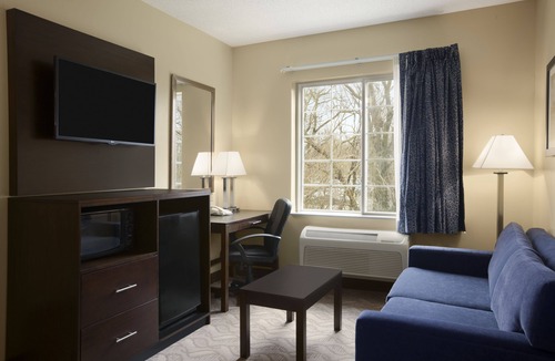 Cherry Hill Hotel | Days Inn & Suites by Wyndham Cherry Hill - Philadelphia
