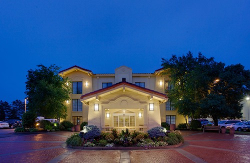 Moon Township Hotel | La Quinta Inn by Wyndham Pittsburgh Airport