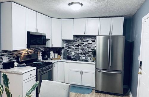 Cleveland House | Beautiful 3 BR Townhouse Near Downtown - Pet Friendly - Fenced Yard!