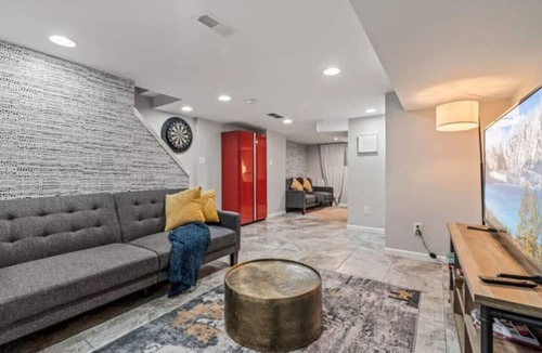 Olney-Oak Lane House | Uptown Gem! 2Luxe King Suites + Deck + Parking!