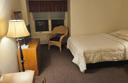 Valley Forge House | Charming 1-bedroom hotel with AC and WiFi in delightful Phoenixville