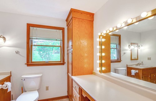 Hanoverton House | Guilford Lake Retreat w/ Dock & Kayaks!