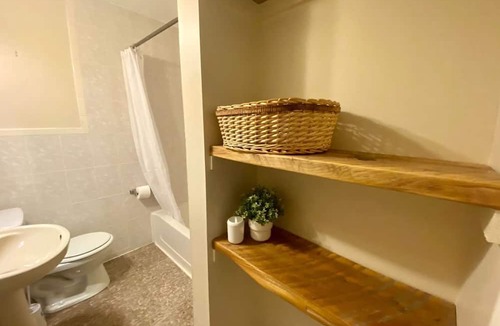 Newbold Apartment | Cozy Private En-Suite in South Philly with AC and wifi