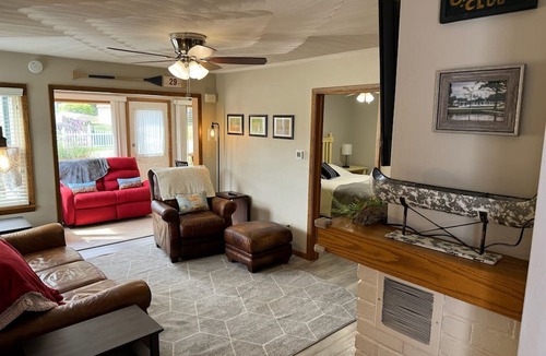 Edinboro House | Lolly's Lookout a Spacious 5-bedroom house in Edinboro, PA