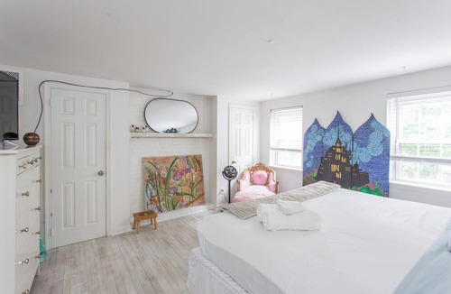 Queen Village House | Centrally Located La Casa Blanca Townhome-15 min walk to Philly Attractions!