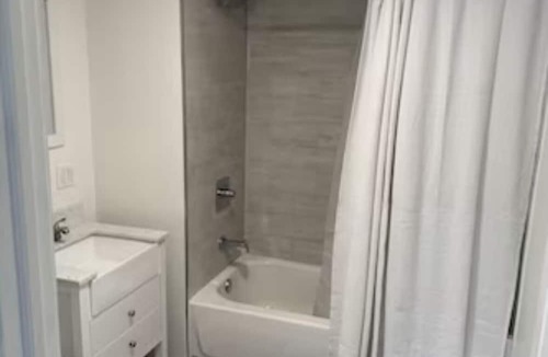 Fairview Park Apartment | Charming new 2-bedroom apartment with AC and WiFi in lovely Fairview Park