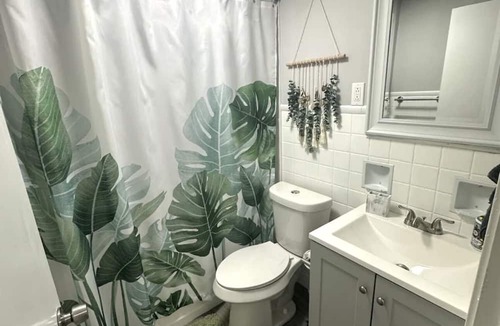 South Hills Apartment | Chic & Stylish Retreat w/ Private Hot Tub✨ 15 mins from Airport & Downtown!