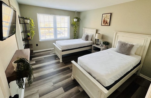 Grenloch House | Lakefront Getaway/Private Yard/Amazing Views