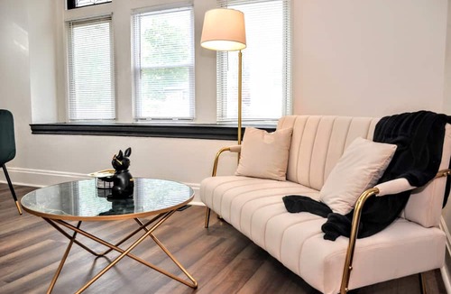Bellevue Apartment | 10 minutes to the city! Great, safe location w/full kitchen and pet friendly!