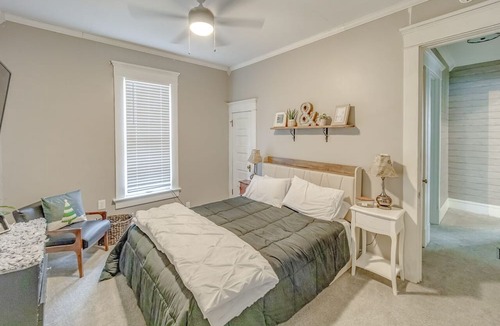Decatur House | Tesla Charger!! Remodeled 5 bed! Sleeps 12.