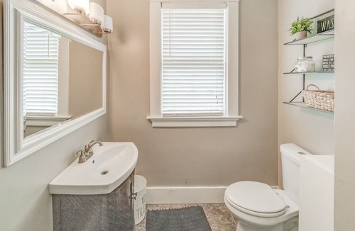 Decatur House | Tesla Charger!! Remodeled 5 bed! Sleeps 12.