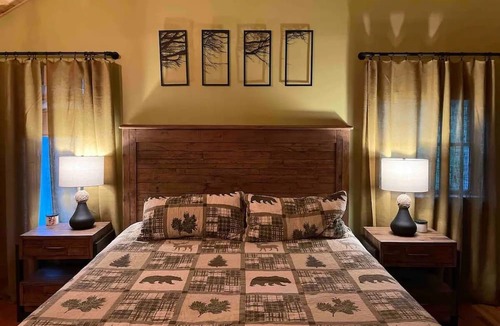Mt. Bethel Cabin | Cozy Chalet with Cabin Vibes overlooking Delaware River. Hot Tub!