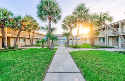 Port Aransas Condo | Cozy Studio Large Pool w/a Private Courtyard and a 5 Min Walk to the Beach