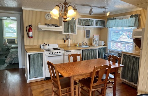 Lakeside Cottage | Beautiful Cottage Near the Lakefront Path and Downtown