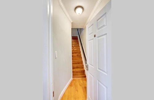 H Street Corridor Apartment | 2 King Sized Beds - Marvin's - Capital Hill