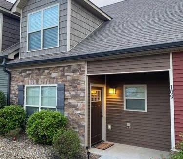 Cleveland Villa | Comfy, Spacious Townhome in Cleveland