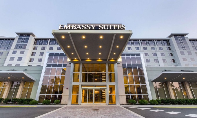 Elizabeth Hotel | Embassy Suites - Newark Airport